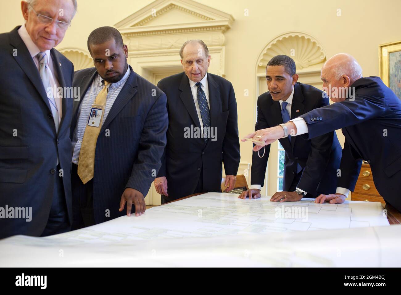 Präsident Barack Obama trifft sich mit (von links) Senator Harry Reid, Joshua DuBois, Direktor des Büros des Weißen Hauses für Glaubensbasierte und Nachbarschaftspartnerschaften, dem LDS-Kirchenpräsidenten Thomas Monson und dem Ältesten Dallin Oaks im Oval Office, 20. Juli 2009. Offizielles Foto des Weißen Hauses von Pete Souza Stockfoto