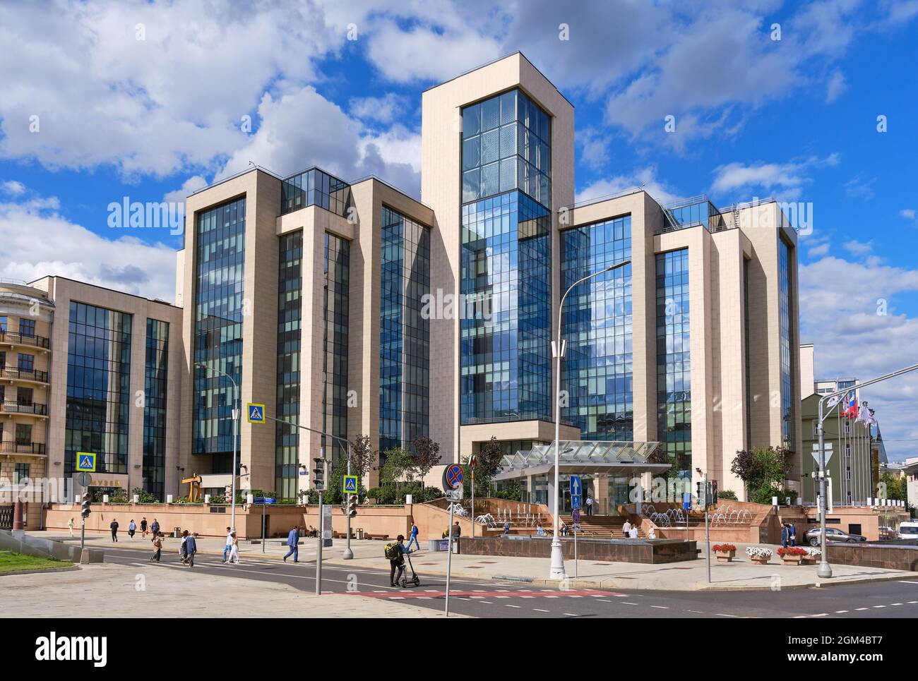 Büro- und Verwaltungsgebäude der russischen Ölgesellschaft Lukoil am Sretensky Boulevard: Moskau, Russland - 23. August 2021 Stockfoto