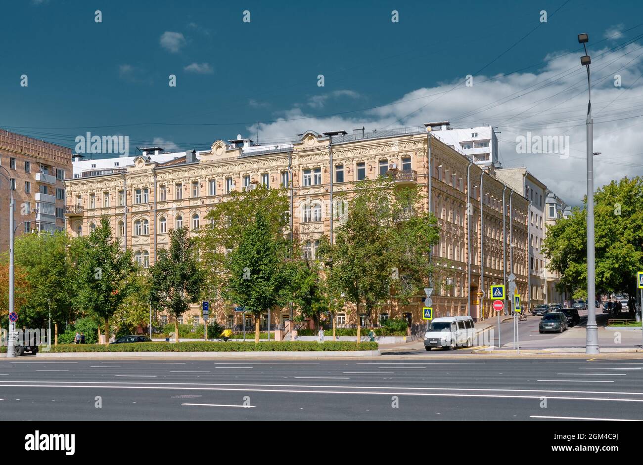 Ansicht des ehemaligen profitablen Hauses, Baujahr 1875, Wahrzeichen: Moskau, Russland - 23. August 2021 Stockfoto