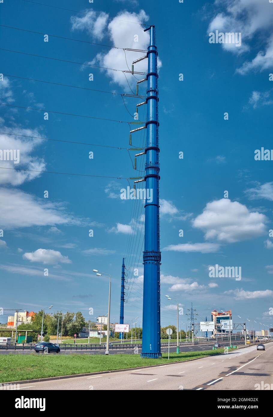 Moderne städtische Hochspannungsturm, Stromversorgung in der Stadt: Moskau, Russland - 15. August 2021 Stockfoto