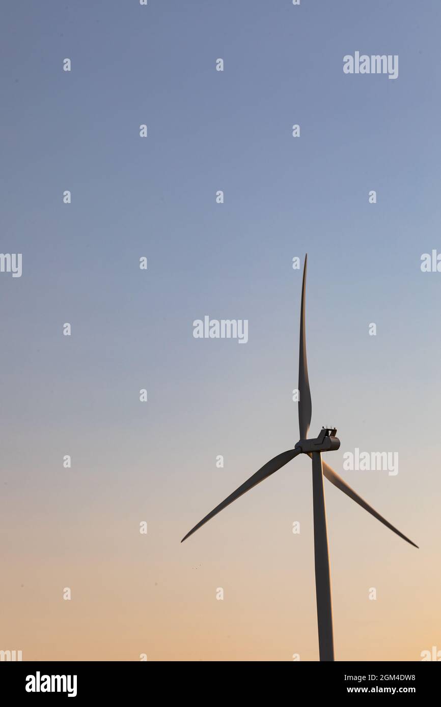 Nahaufnahme der Windenergieanlage in einer Landschaft mit wolkenlosem Himmel Stockfoto