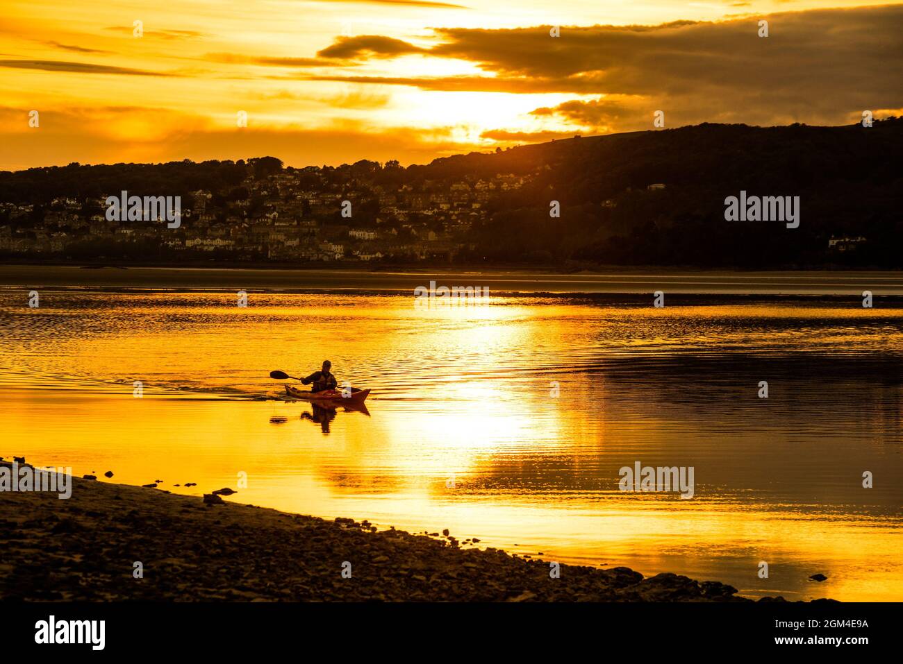 Grange-over-Sands, Cumbria, Großbritannien. September 2021. Annette Morris genießt einen Kajakausflug am Abend, während die Sonne hinter Grange-over-Sands, Cumbria, Großbritannien, untergeht. Quelle: John Eveson/Alamy Live News Stockfoto