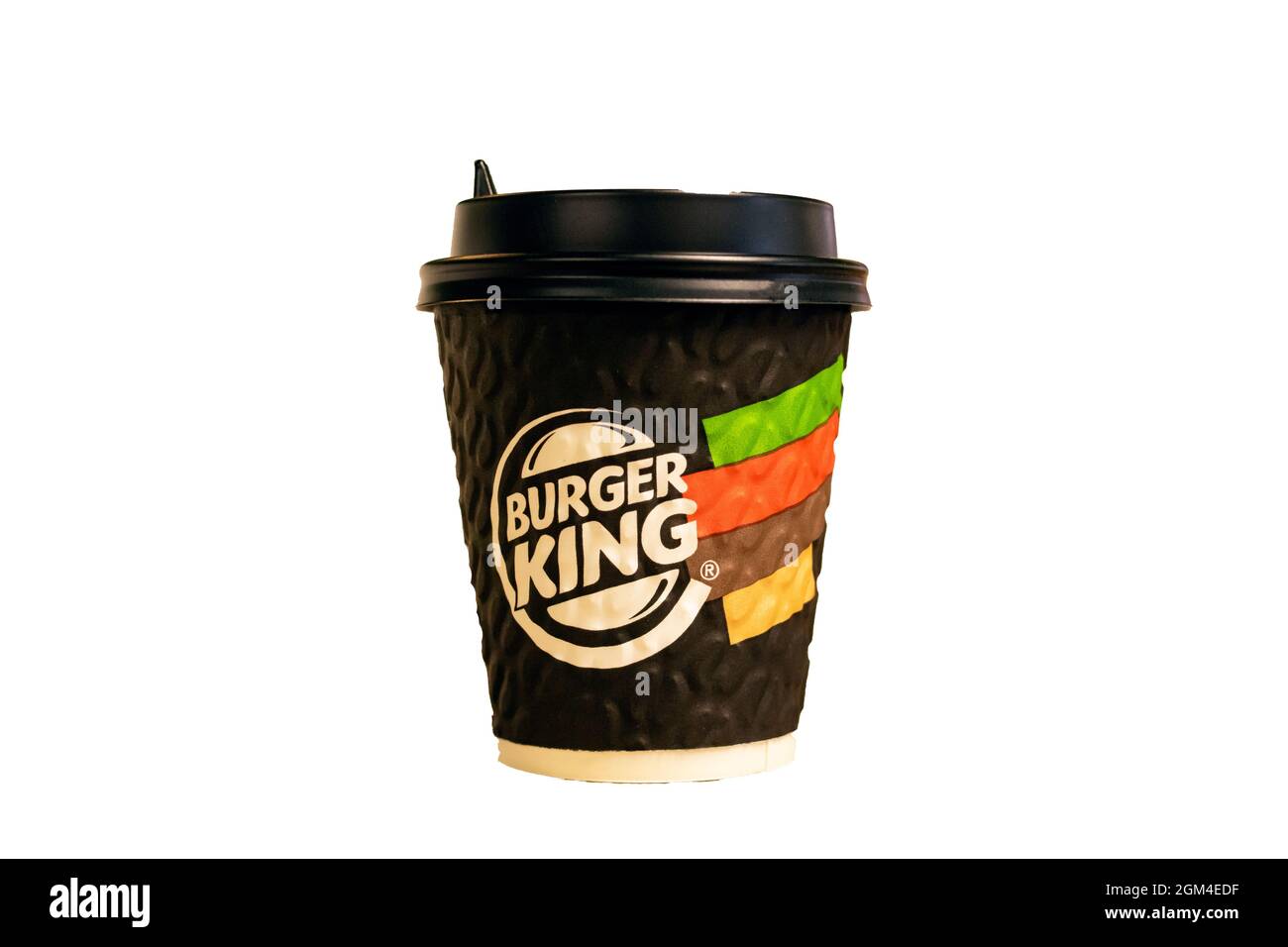 WEISSRUSSLAND, NOVOPOLOTSK - 02 JULE, 2021: Papiertasse mit Burger King-Logo auf weißem Hintergrund isoliert Stockfoto