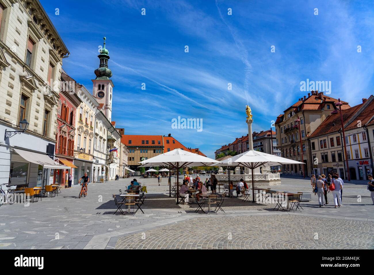 09.06.2021: Maribor, Szlovenia: Berühmter Hauptplatz Glavni trg von Maribor die zweitgrößte Stadt Sloweniens mit Menschen und Resaturant Stockfoto