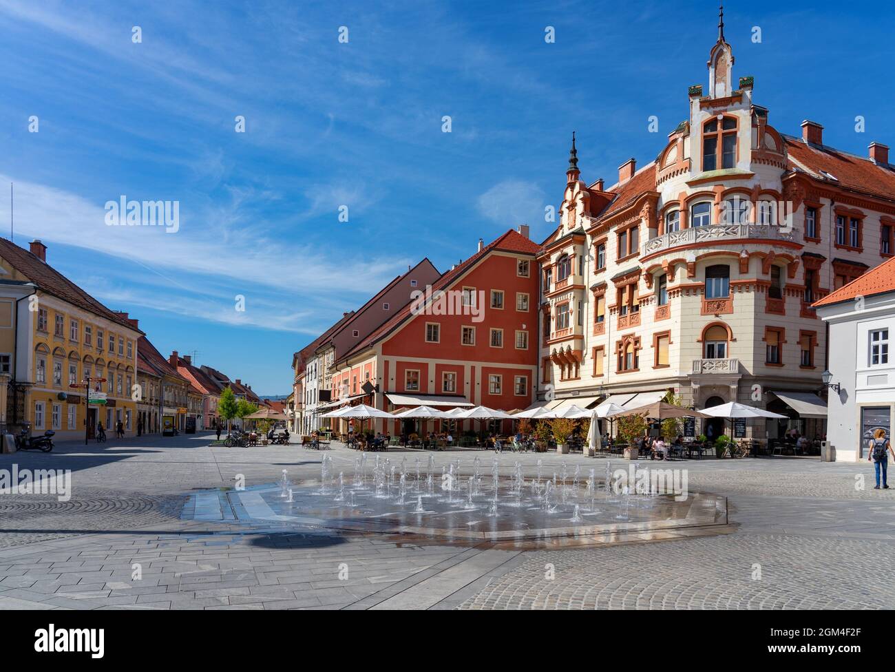 Berühmter Hauptplatz Glavni trg von Maribor die zweitgrößte Stadt in Slowenien mit einem Brunnen Stockfoto
