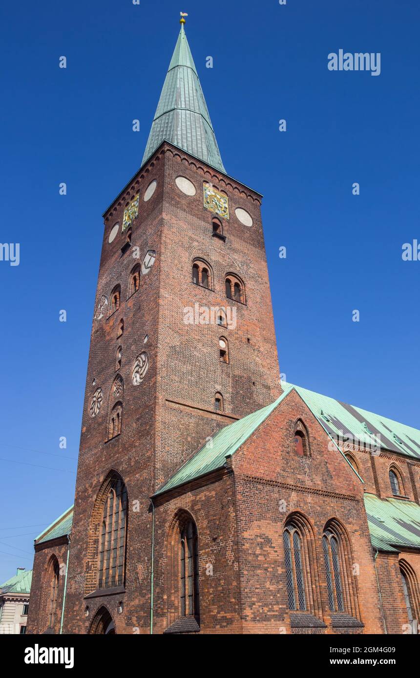 Turm der historischen Domkirche im Zentrum von Aarhus, Dänemark Stockfoto