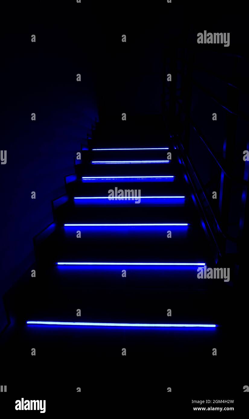 Neonblaue Treppe in einem Nachtclub einer großen Stadt. Stockfoto