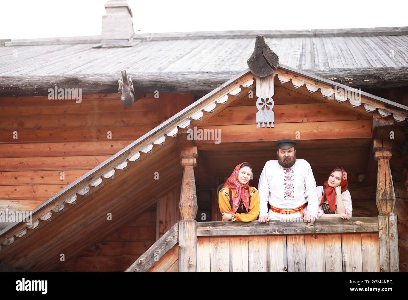 Das Konzept der alten Traditionen. Slawischer Karneval. Riten, Tänze, Wahrsagerei. Outfits europäischer Slawen. Stockfoto