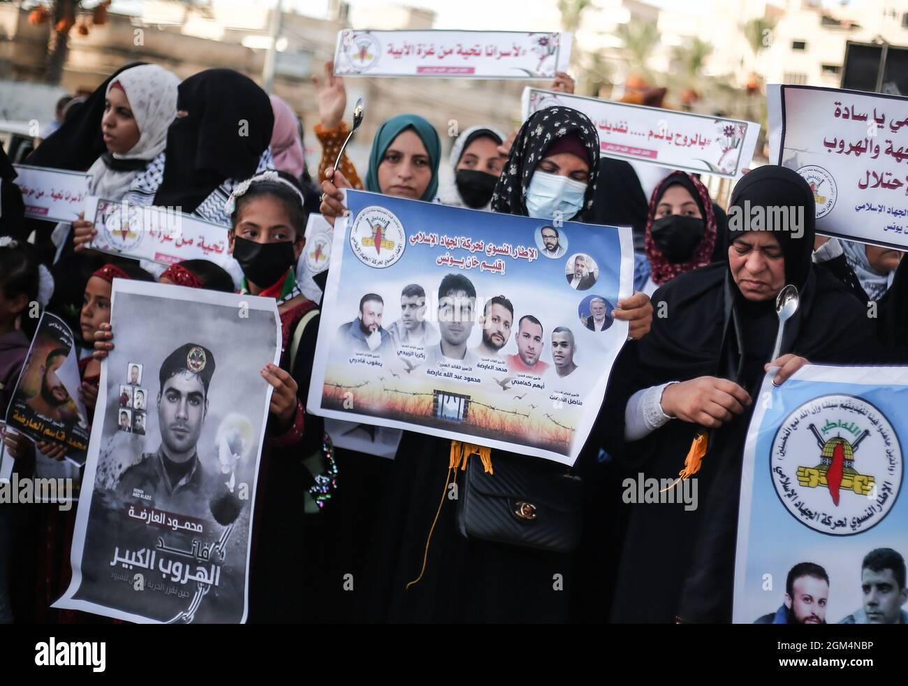 Gaza, Palästina. September 2021. Palästinensische Frauen und Kinder halten während einer Solidaritätsdemonstration für die sechs palästinensischen Gefangenen, die aus dem israelischen Gefängnis in Gilboa geflohen sind, Banner und Bilder und unterstützen mehr als tausend Gefangene in israelischen Gefängnissen und deren Familien in Gaza-Stadt. Kredit: Majority World CIC/Alamy Live Nachrichten Stockfoto