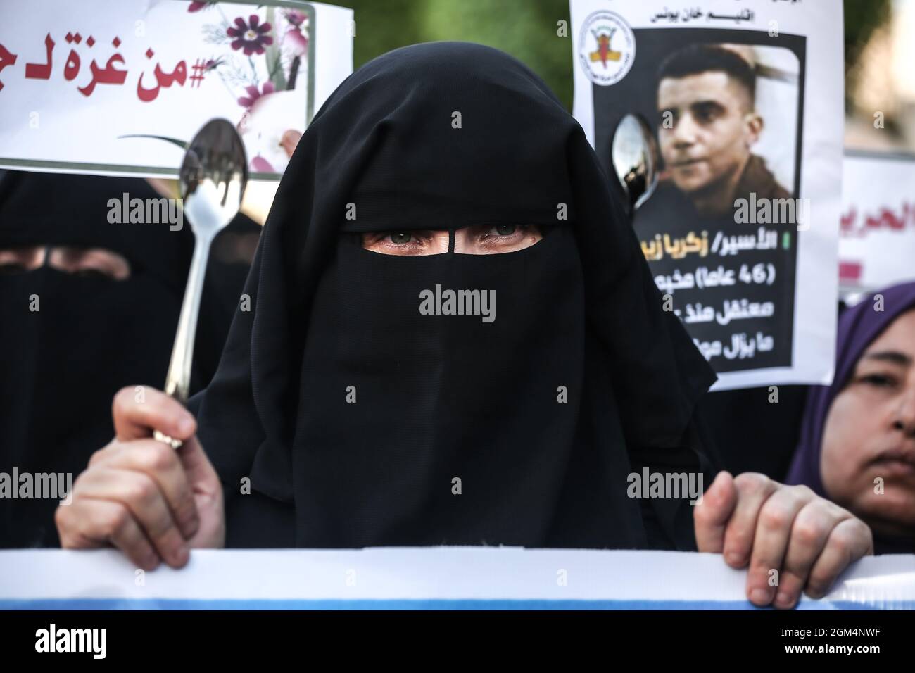 Gaza, Palästina. September 2021. Palästinensische Frauen und Kinder halten während einer Solidaritätsdemonstration für die sechs palästinensischen Gefangenen, die aus dem israelischen Gefängnis in Gilboa geflohen sind, Banner und Bilder und unterstützen mehr als tausend Gefangene in israelischen Gefängnissen und deren Familien in Gaza-Stadt. Kredit: Majority World CIC/Alamy Live Nachrichten Stockfoto