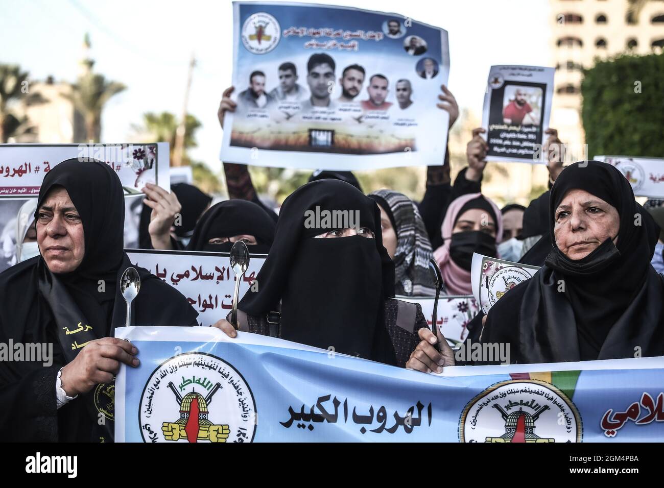 Gaza, Palästina. September 2021. Palästinensische Frauen und Kinder halten während einer Solidaritätsdemonstration für die sechs palästinensischen Gefangenen, die aus dem israelischen Gefängnis in Gilboa geflohen sind, Banner und Bilder und unterstützen mehr als tausend Gefangene in israelischen Gefängnissen und deren Familien in Gaza-Stadt. Kredit: Majority World CIC/Alamy Live Nachrichten Stockfoto