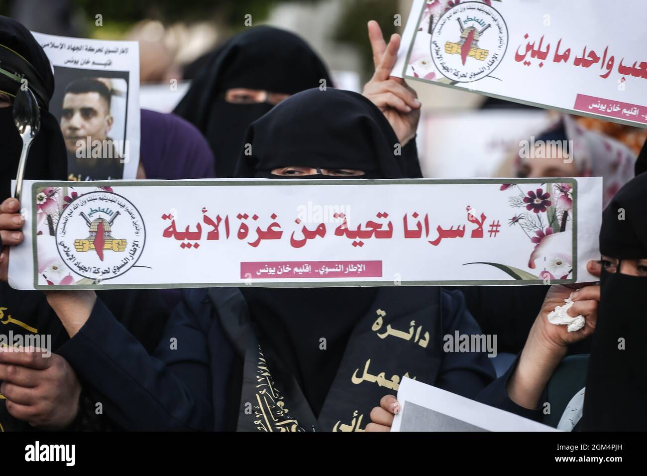 Gaza, Palästina. September 2021. Palästinensische Frauen und Kinder halten während einer Solidaritätsdemonstration für die sechs palästinensischen Gefangenen, die aus dem israelischen Gefängnis in Gilboa geflohen sind, Banner und Bilder und unterstützen mehr als tausend Gefangene in israelischen Gefängnissen und deren Familien in Gaza-Stadt. Kredit: Majority World CIC/Alamy Live Nachrichten Stockfoto