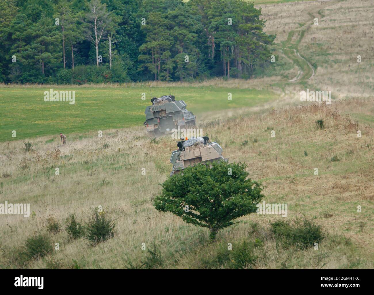 Zwei vom britischen Militär AS-90 Braveheart (Waffenausrüstung 155mm L131) gepanzerte selbstfahrende Haubitzen-Gewehre in Aktion bei einer Militärübung Wiltshire Stockfoto