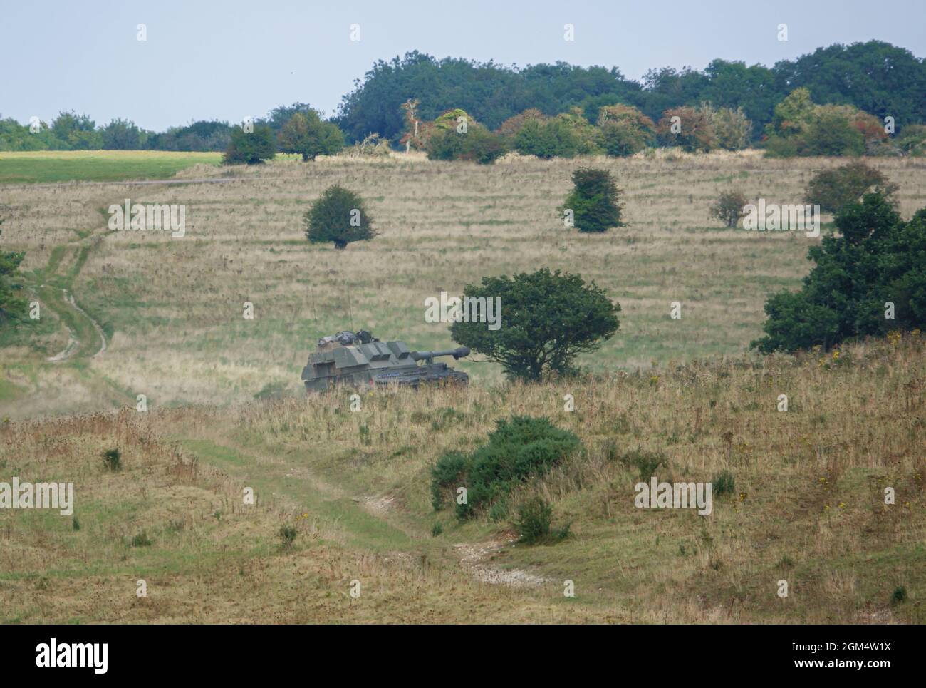 Militär der britischen Armee AS-90 (Gun Equipment 155mm L131) gepanzerte selbstfahrende Haubitzerpistole in Aktion auf einer militärischen Übung Wiltshire UK Stockfoto