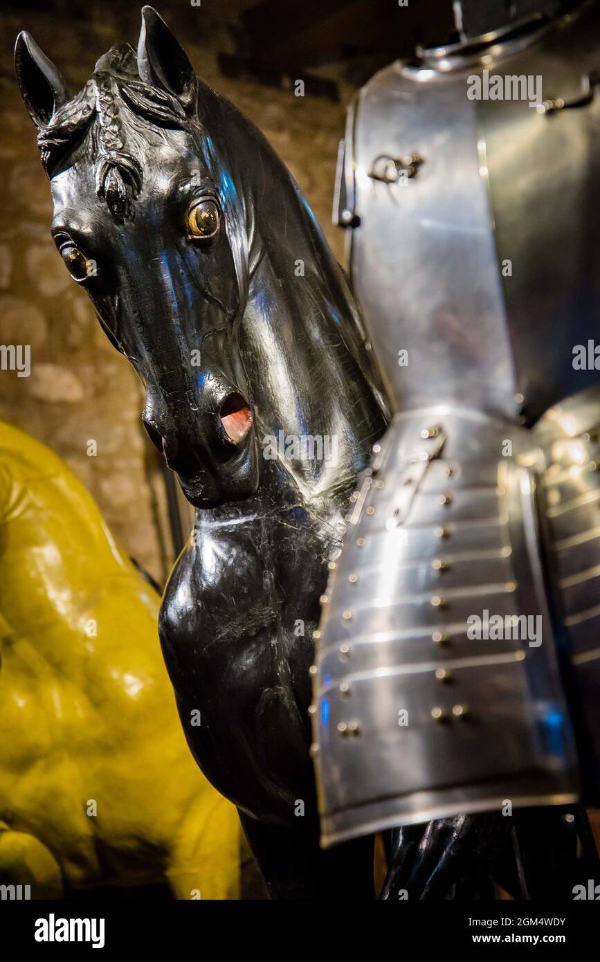 Metallpferd Kopf Rüstung Statue mittelalterlichen Zeiten Stockfoto