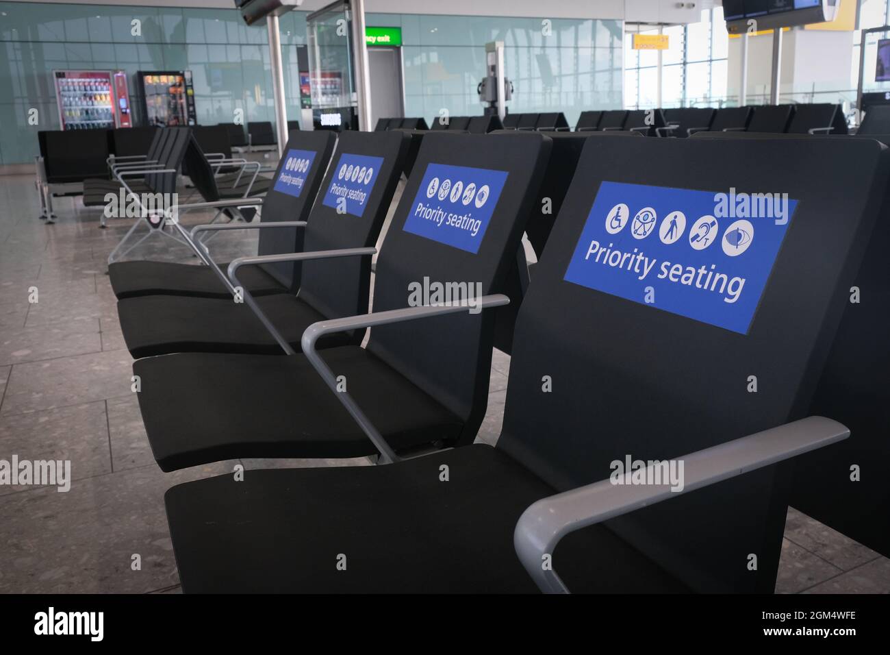 Leere Priority-Sitzplätze am Flughafen, die am Terminal warten. Stockfoto