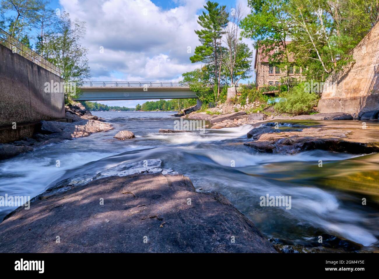 Bala Falls befinden sich in der kleinen Touristenstadt Bala Ontario, Kanada. Hier fließt Wasser aus dem See Muskoka in den Moon River. Stockfoto