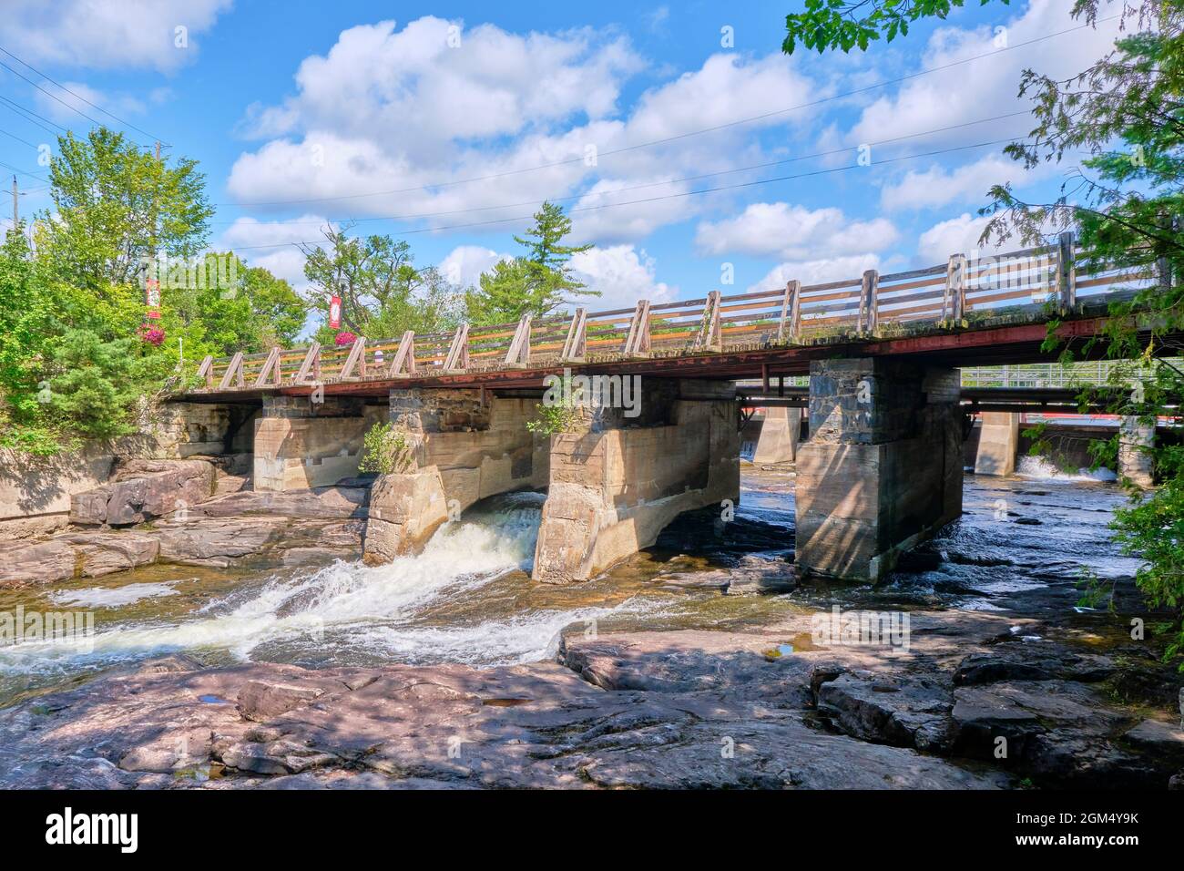 Bala Falls befinden sich in der kleinen Touristenstadt Bala Ontario, Kanada. Hier fließt Wasser aus dem See Muskoka in den Moon River. Stockfoto