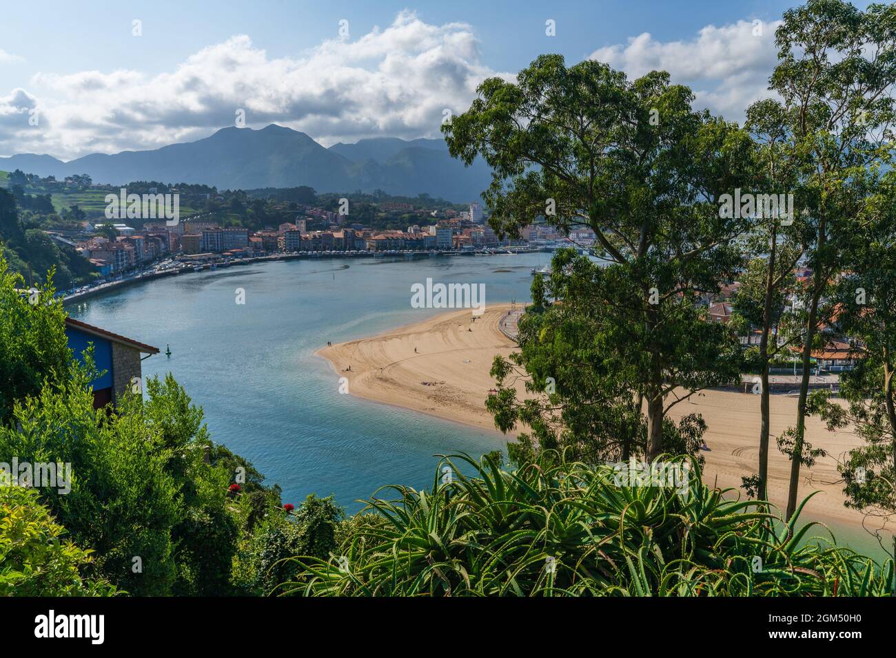 Blick auf die Stadt Ribadesella in Asturien. Stockfoto