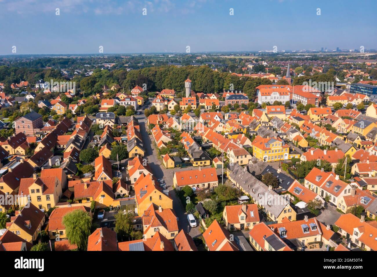 Schöne, kleine, gelbe rustikale Häuser. Traditioneller skandinavischer Stil. Stockfoto