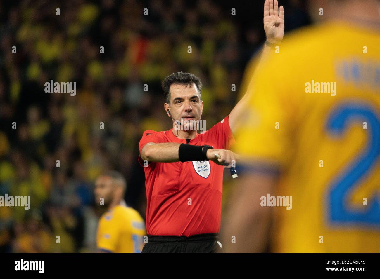 Broendby, Dänemark. September 2021. Schiedsrichter Aleksander Stavrev beim Spiel der UEFA Europa League zwischen Broendby IF und Sparta Prag im Broendby Stadion in Broendby in Aktion gesehen. (Foto: Gonzales Photo/Alamy Live News Stockfoto