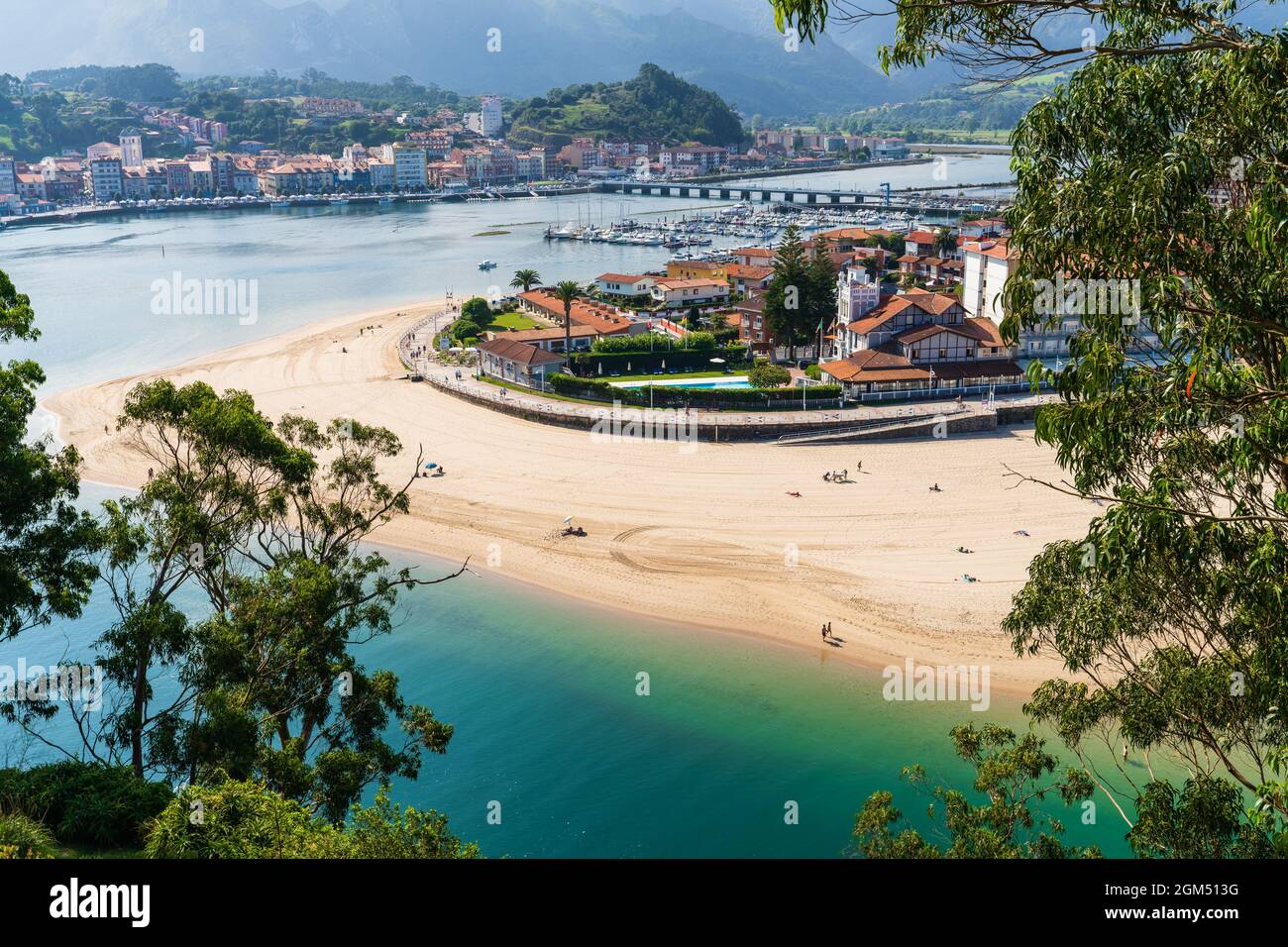 Blick auf die Stadt Ribadesella in Asturien. Stockfoto