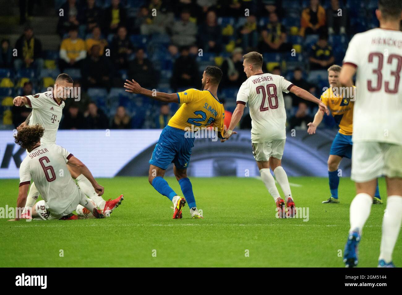 Broendby, Dänemark. September 2021. Anis Ben Slimane (25) aus Broendby IF und Tomas Wiesner (28) aus Sparta Prag, die während des UEFA Europa League-Spiels zwischen Broendby IF und Sparta Prague im Broendby Stadion in Broendby gesehen wurden. (Foto: Gonzales Photo/Alamy Live News Stockfoto