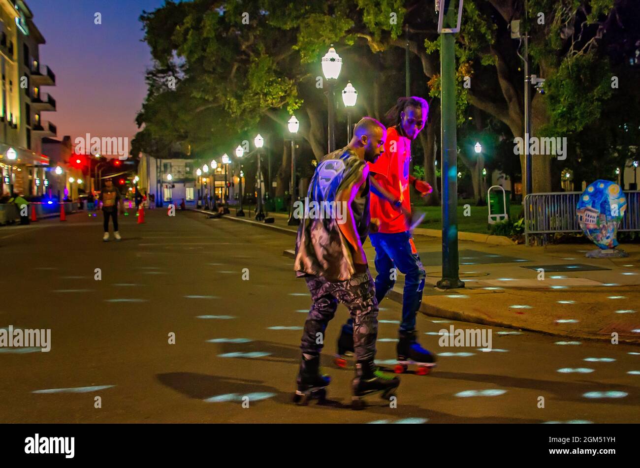 Männer Rollerskaten während Roll Mobile, 10. September 2021, in Mobile, Alabama. Die Skate Night findet monatlich während des zweiten Freitags-Kunstwalk der Stadt statt. Stockfoto