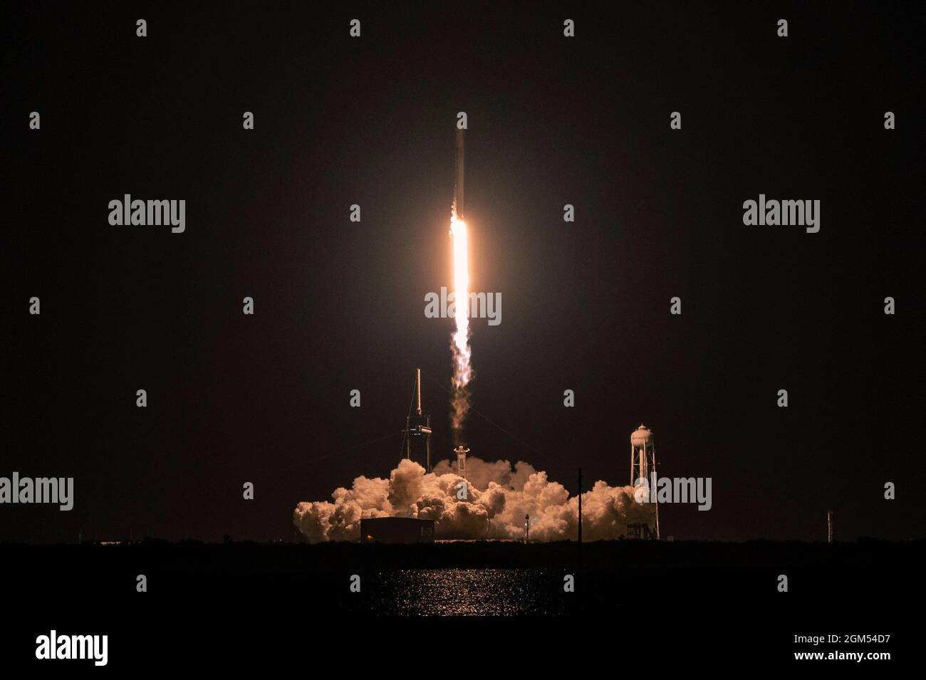 Cape Canaveral, Vereinigte Staaten von Amerika. 15. September 2021. Eine SpaceX Falcon 9-Boosterrakete hebt die Resilience-Crew-Kapsel, die die Inspiration4-Crew bei einem erfolgreichen Start vom Space Launch Complex 40 auf der Cape Canaveral Space Force Station am 15. September 2021 in Cape Canaveral, Florida, trägt. Die Kapsel trägt die erste zivile Besatzungsmission ins All. Quelle: Joshua Conti/US Space Force/Alamy Live News Stockfoto