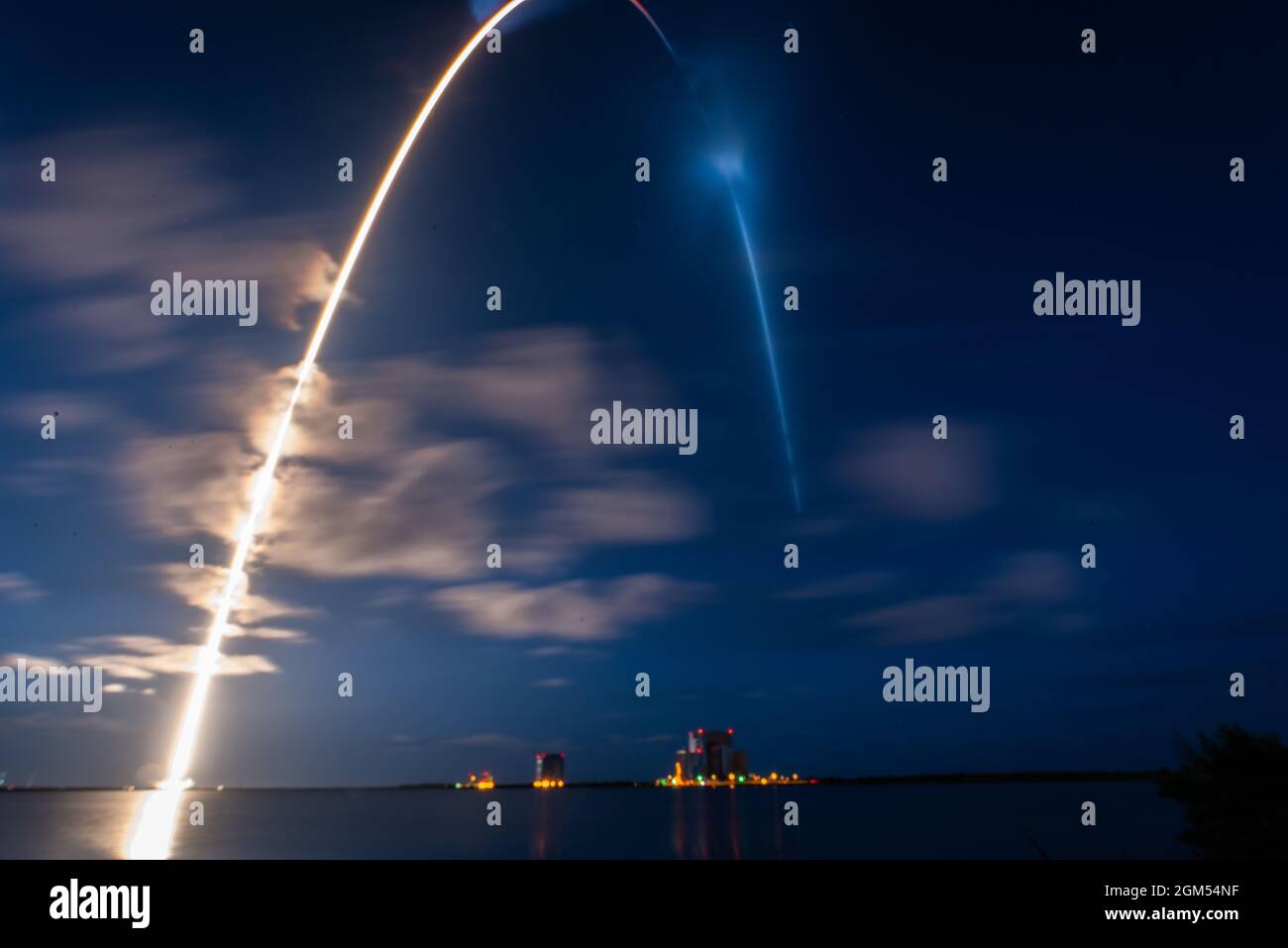 Cape Canaveral, Vereinigte Staaten von Amerika. 15. September 2021. Eine SpaceX Falcon 9-Boosterrakete hebt die Resilience-Crew-Kapsel, die die Inspiration4-Crew bei einem erfolgreichen Start vom Space Launch Complex 40 auf der Cape Canaveral Space Force Station am 15. September 2021 in Cape Canaveral, Florida, trägt. Die Kapsel trägt die erste zivile Besatzungsmission ins All. Quelle: Joshua Conti/US Space Force/Alamy Live News Stockfoto