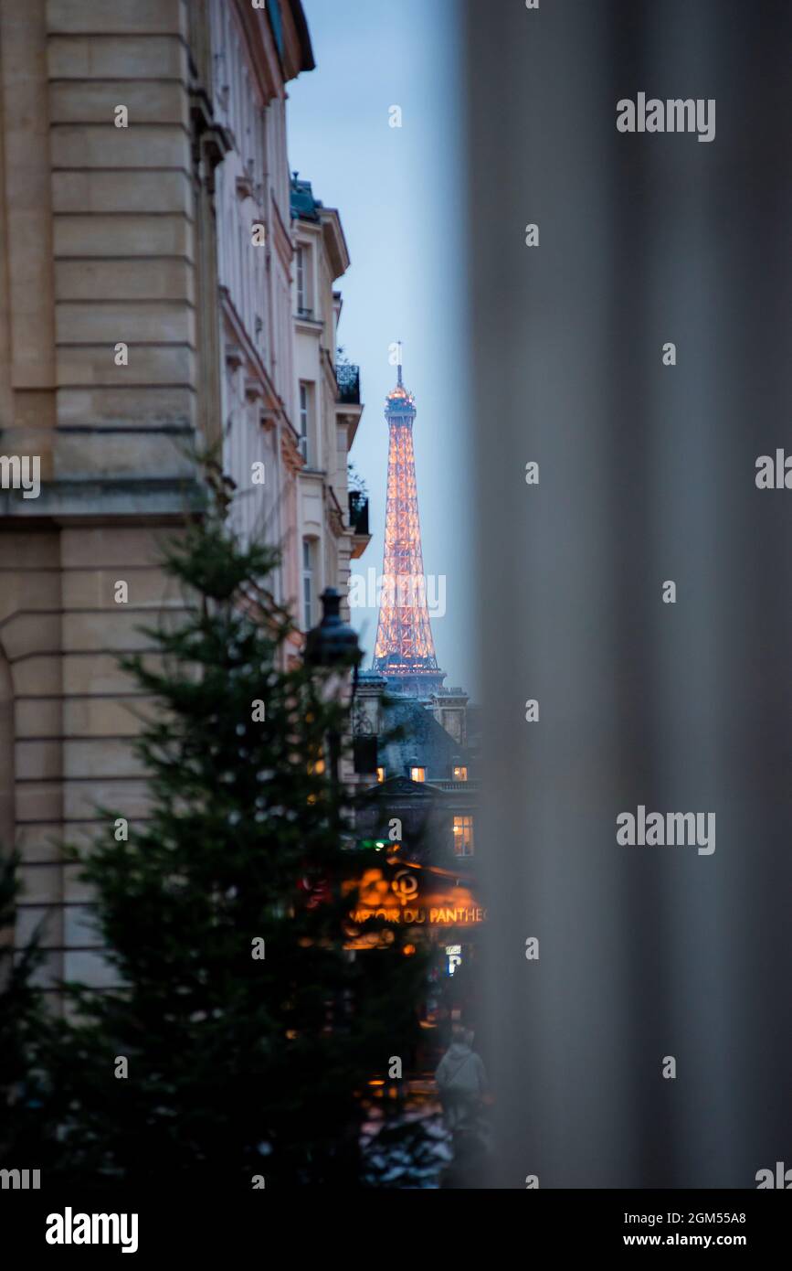 Paris, Frankreich. Abstrakter, einzigartiger Blick auf den Eiffelturm, der sich zwischen zwei Gebäuden befindet. Stockfoto