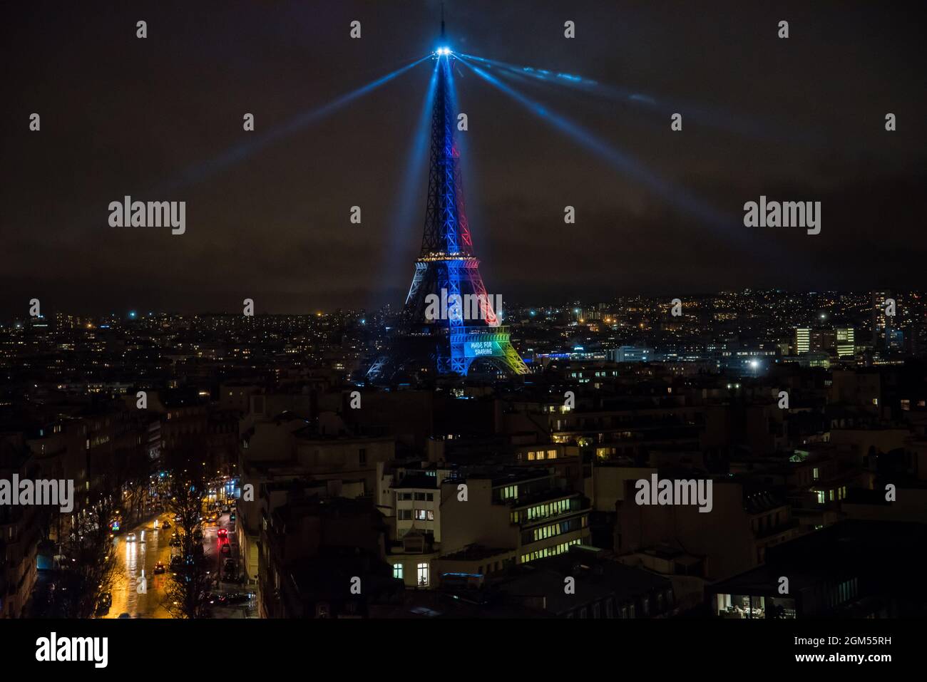 Einzigartiger Eiffelturm mit Spotlights und Regenbogenfarben, die Paris 2024 zu Ehren der bevorstehenden Olympischen Spiele, die dort veranstaltet werden, lesen. Luftaufnahme Stockfoto