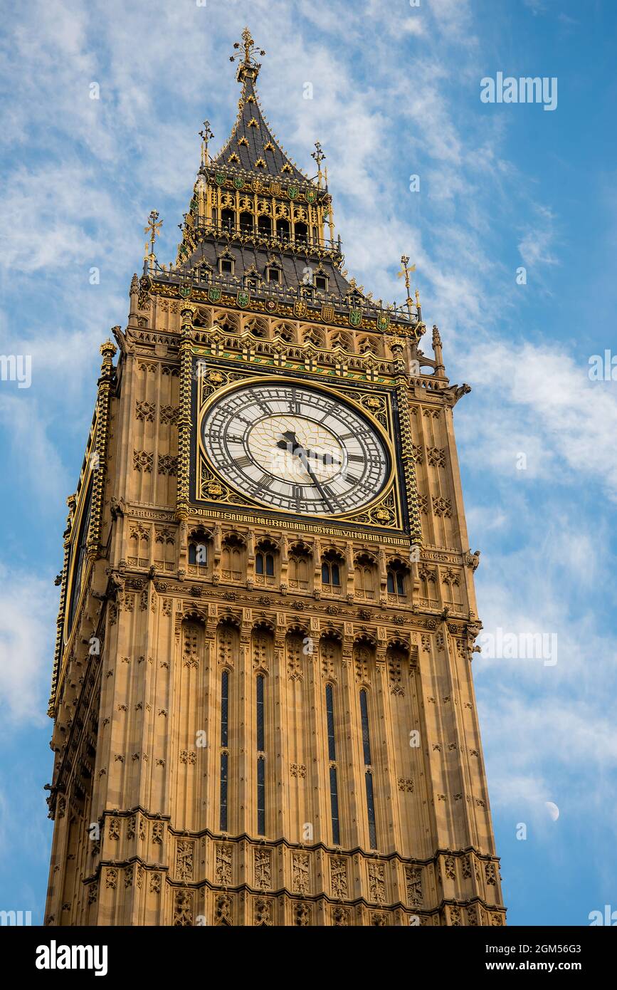 Nahaufnahme der Detailansicht des Big Ben Uhrturms, wo Sie die Zeit und die einzigartige Struktur der ikonischen Architektur sehen können. Stockfoto