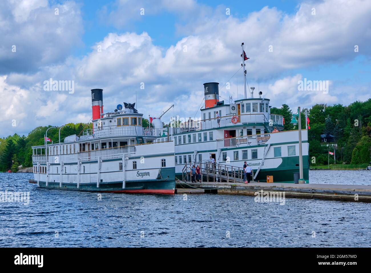 Die historischen Dampfschiffe Segwun und Wenonah II werden am Welf in Gravenhurst, Ontario, angedockt. Stockfoto