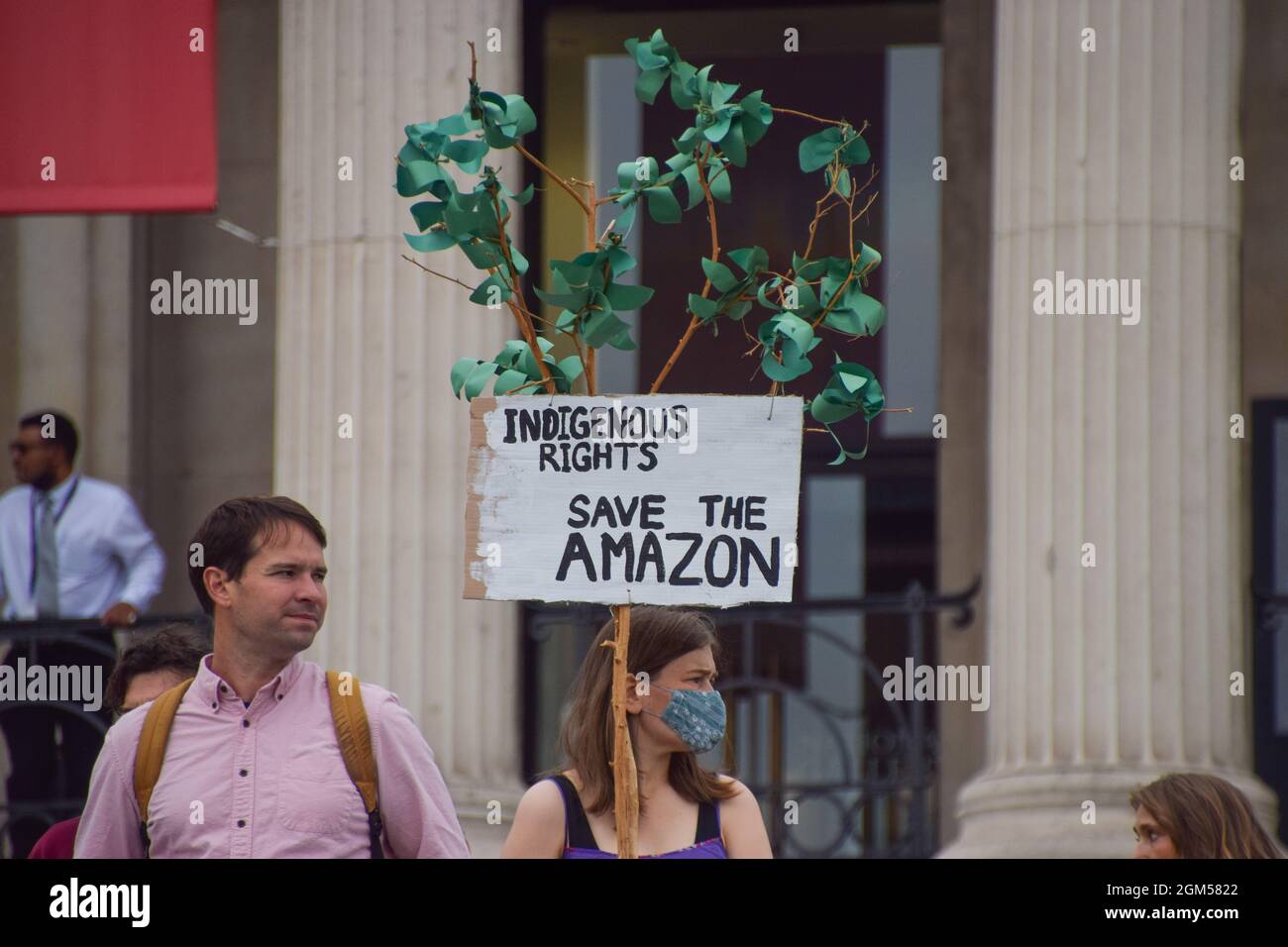 London, Großbritannien. September 2021. Ein Protestant des Aussterbungsaufstandes hält am letzten Tag der zweiwöchigen Kampagne „Impossible Rebellion“ auf dem Trafalgar Square ein Plakat mit dem Titel „Rettet den Amazonas“, das die britische Regierung auffordert, in der Klima- und Umweltkrise sinnvoll zu handeln. Stockfoto