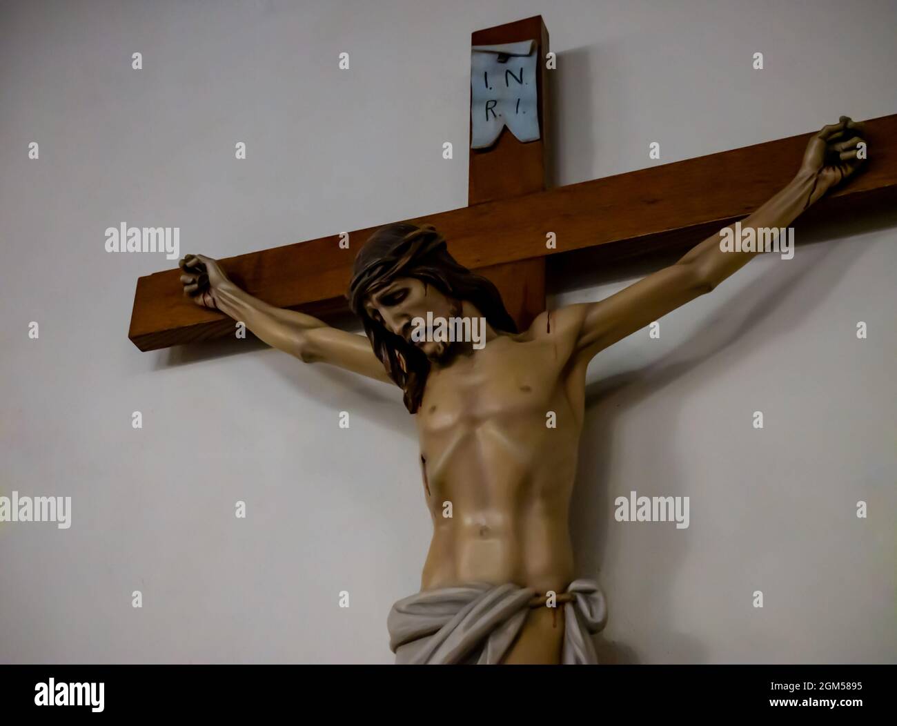 Holzstatue von jesus christus am Kreuz Stockfoto