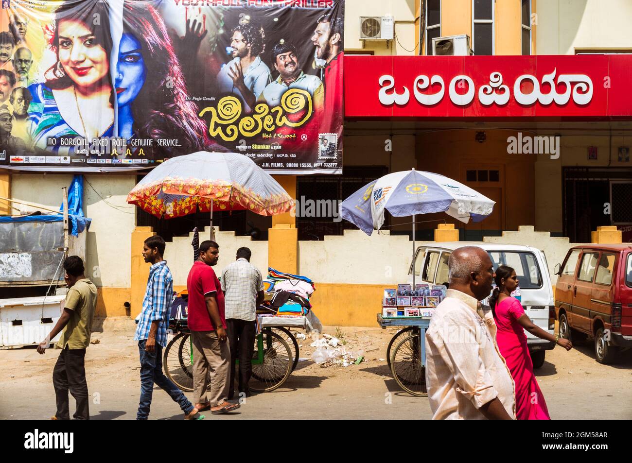 Mysore, Karnataka, Indien : die Menschen laufen am Olympia-Kino in Central Mysore vorbei. Stockfoto