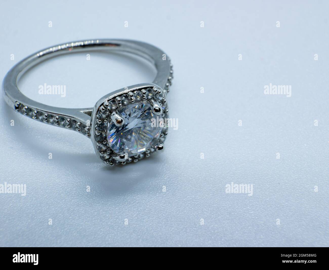 Hochzeitsring mit silbernem Diamanten für Makroaufnahmen Stockfoto