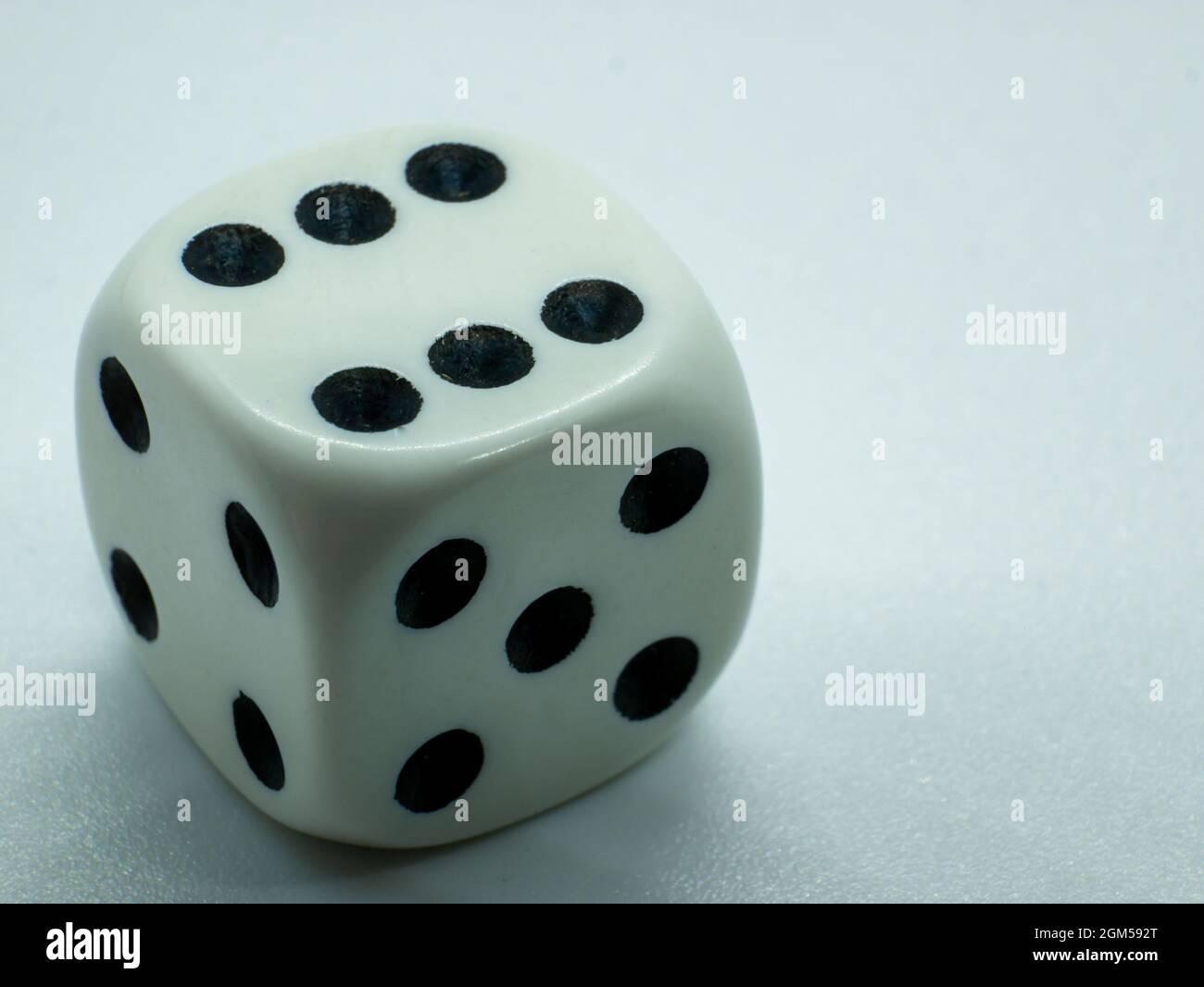 Glücksspiel weiße Würfel mit der Nummer sechs auf einer Seite Stockfoto