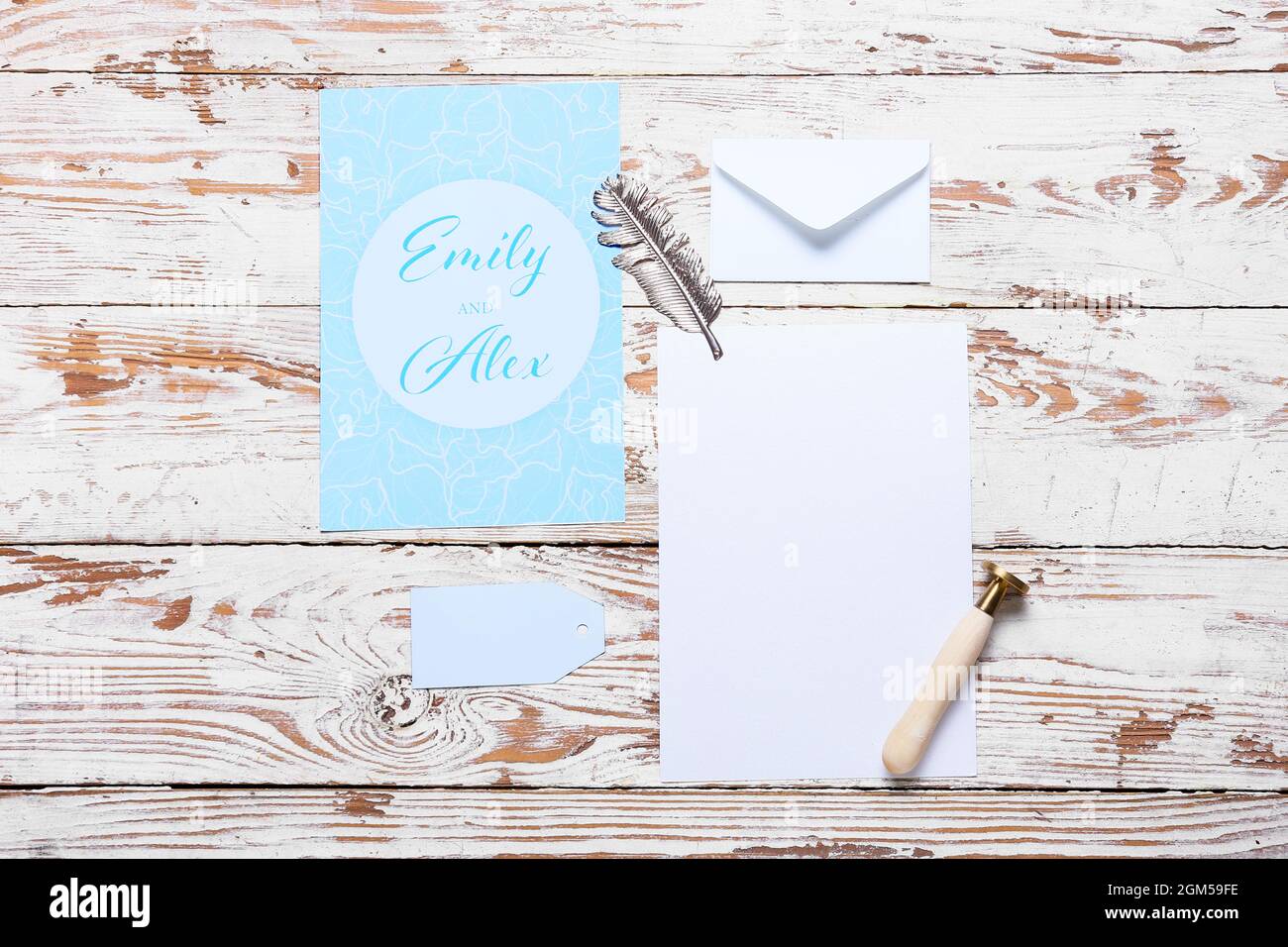 Karten mit Text EMILY & ALEX, Umschlag und Stempel auf weißem Holzhintergrund Stockfoto