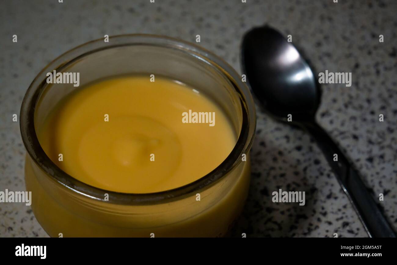 Hausgemachte Vanilla Custard Pudding Creme in einer Glasschüssel Stockfoto