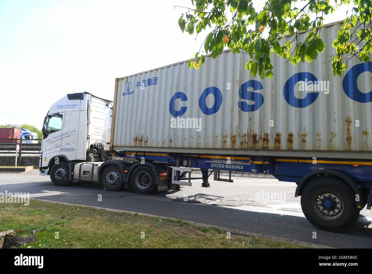 Ein cosco-Container-Lkw verlässt die Rownhams-Tankstelle in der Nähe von Southampton UK, um nach einer Fahrerpause die Fahrt auf der M27 fortzusetzen Stockfoto