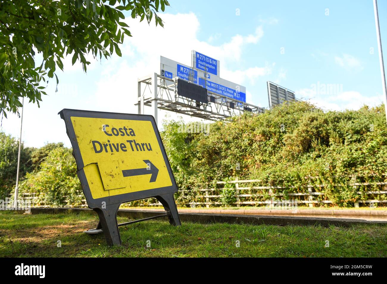 Costa Coffee Drive in an der M27 Rownhams Services in südlicher Richtung in der Nähe von Southampton England Schild an der Einfahrt Slip Way Stockfoto