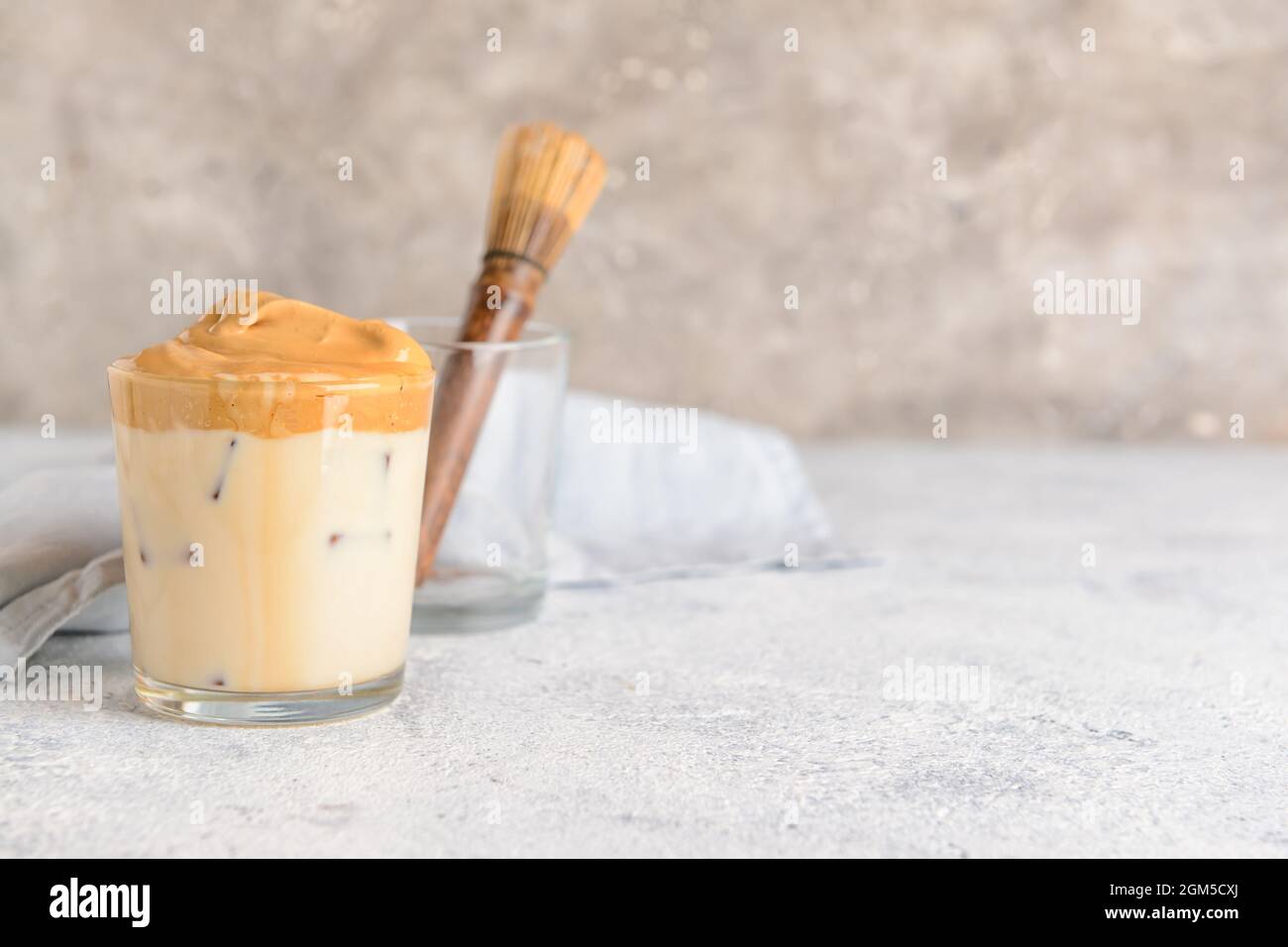 Ein Glas leckeren dalgona hojicha auf dem Tisch Stockfoto