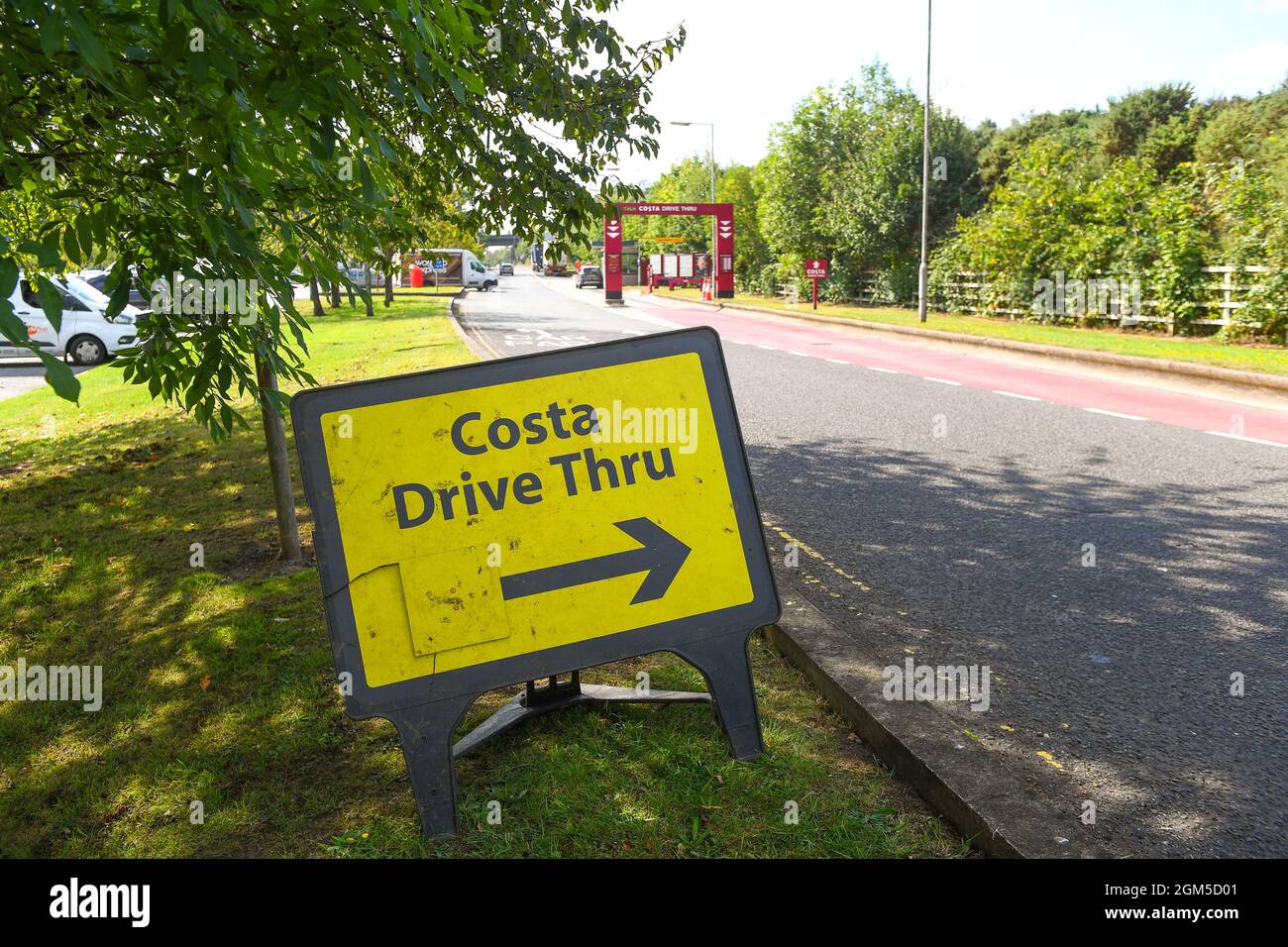 Costa Coffee Drive in an der M27 Rownhams Services in südlicher Richtung in der Nähe von Southampton England Schild an der Einfahrt Slip Way Stockfoto