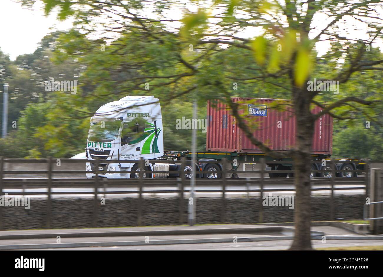 Shipping container on lorry Fotos und Bildmaterial in hoher Auflösung