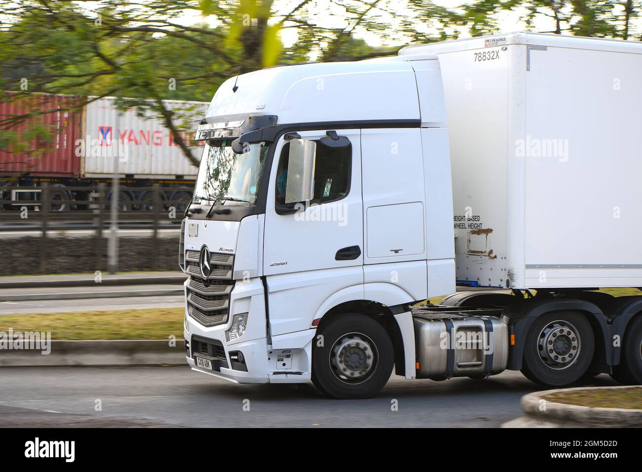 Nahaufnahme des Führerhauses eines weißen, nicht markierten LKW-Lastwagens, der die M27 Rownhams in der Nähe von Southampton UK verlässt Stockfoto