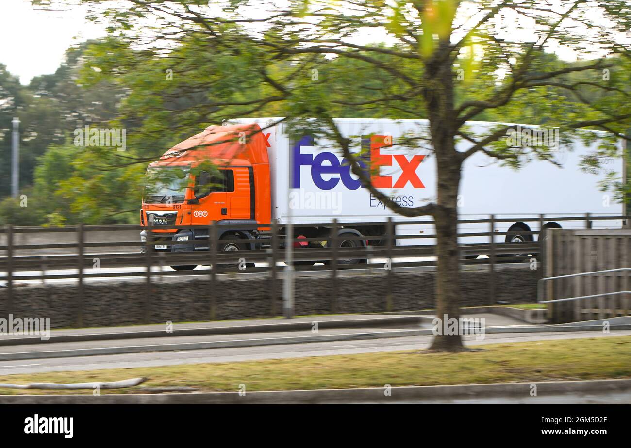 Fed Ex TNT LKW fährt auf der Autobahn M27 Hampshire England. Der derzeitige Mangel an Treibern führt zu einer Unterbrechung der Services und der Lieferkette. Stockfoto