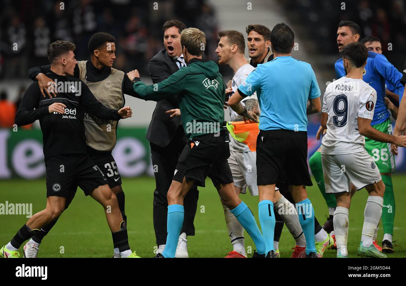 16. September 2021, Hessen, Frankfurt/Main: Fußball: Europa League, Eintracht Frankfurt - Fenerbahce Istanbul, Gruppenphase, Gruppe D, Matchday 1 im Deutsche Bank Park. Spiele zwischen Spielern beider Teams. Foto: Arne Dedert/dpa Stockfoto