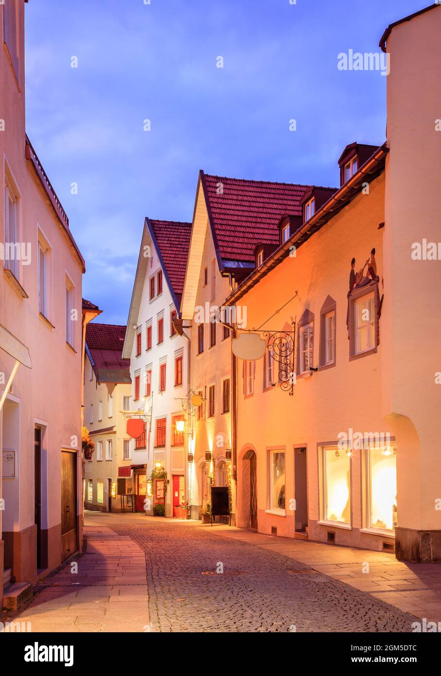 Abendliche Straßenszene in der Stadt Füssen, Deutschland Stockfoto